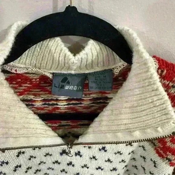 Liz Wear Women’s Sweater. Great Holiday Look. size medium. - Picture 6 of 12